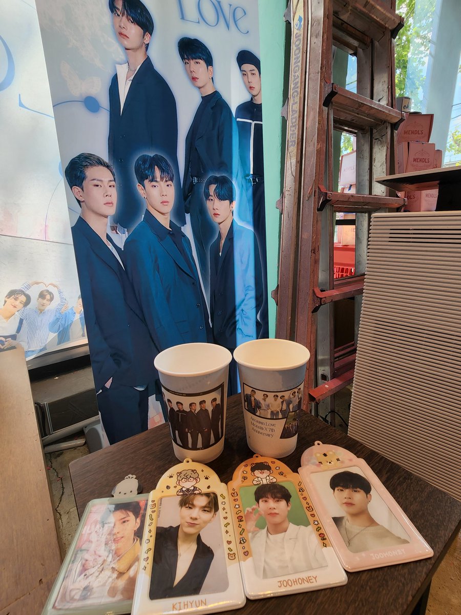 941006_mxJH's tweet photo. 카페 부스연남💜 https://t.co/mvTR1lvxnA