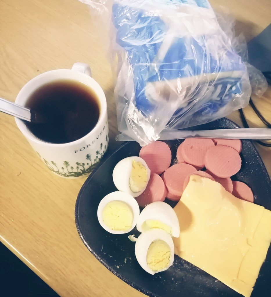 Olona15182087's tweet photo. Not this guy serving this as breakfast 😡😡what kind of nonsense is this.... Guess what I'm never coming back. https://t.co/Q6LvnoJAhs