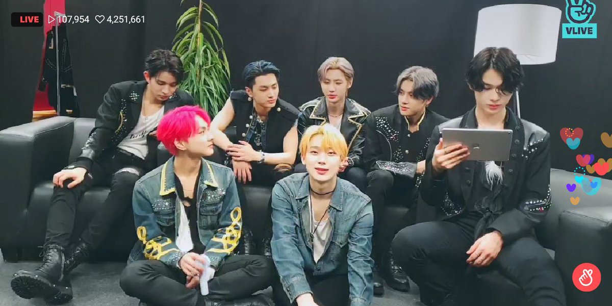 nookooseyo's tweet photo. ศิลปินหลังจบคอนเสิร์ต kpop flex วงผช. NCT DREAM กับ ENHYPEN เค้าก็มาไลฟ์นั่งคุยกับแฟนคลับดีๆแบบคนปกติ แล้วหันมาดูไอเดิลผญ.วงเราคลิปรวม 8 นาทีแล้วทำแม่งทุกอย่าง😅 ล้างหน้าเปลือยหน้าสด เต้น my bag จำลองการแสดงขับรถ เต้นเพลง zoom ของเจสซี่ คือเอา energy มาจากไหนกันเยอะแยะอะ 555555 https://t.co/vBy8BUMWJs