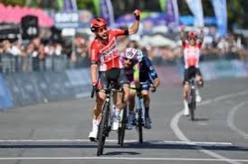 grandesvueltas1's tweet photo. #Giro105 🇮🇹 #Tappa8 #desglose
Bonito desenlace al sprint de la octava etapa del @giroditalia en Napoli con la victoria de un clásico como @DeGendtThomas 🇧🇪 acompañado por @davidegabburo 🇮🇹 y @Arcas92 🇪🇸.
@juanpelopez97 🇪🇸 sigue liderando la clasificación general. https://t.co/jL3TyYeP2v