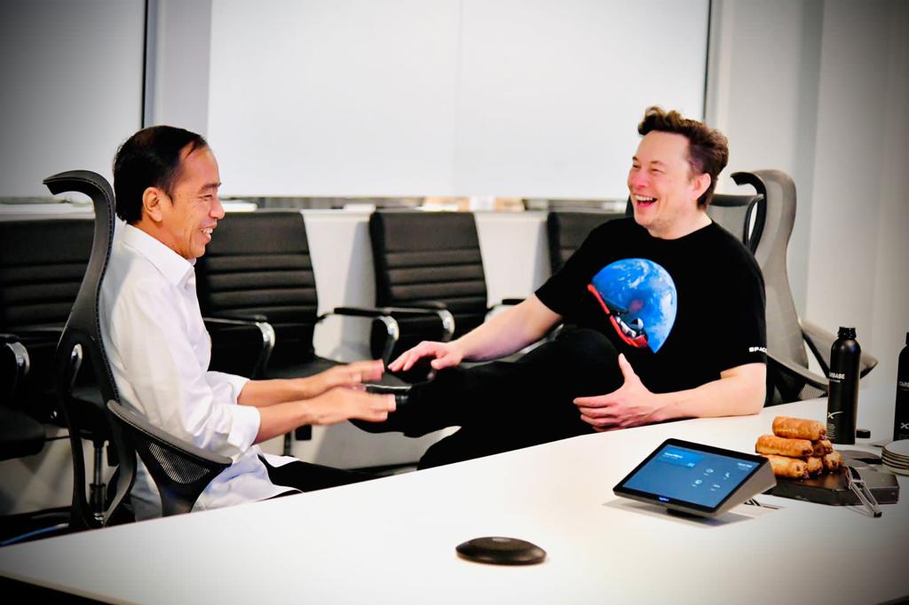 RomitsuT's tweet photo. Malu ihhh..ini apa apaan sih ? seorang Presiden menemui Pengusaha keruangan kantornya padahal dia dalam rangka kunjungan kenegaraan. 
Harusnya @elonmusk yg menemui @Jokowi BUKAN sebaliknya. 
Kalau LBP yg kesana masih dimaklumi...ini Presiden loh...? https://t.co/O68EP1CqLa