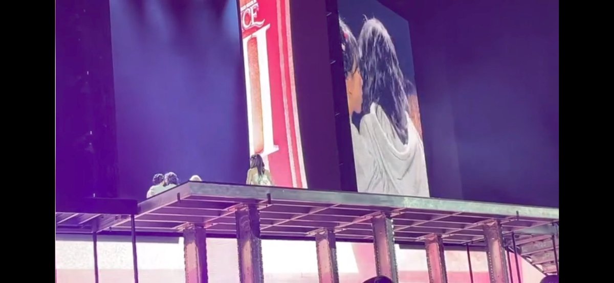 ursjoy's tweet photo. IS THIS MICHAENG ?#!("+#+ CHAE JUST KISSED HER CHEEK—

#TWICE_4TH_WORLD_TOUR_ENCORE https://t.co/scI2ZZQ9In