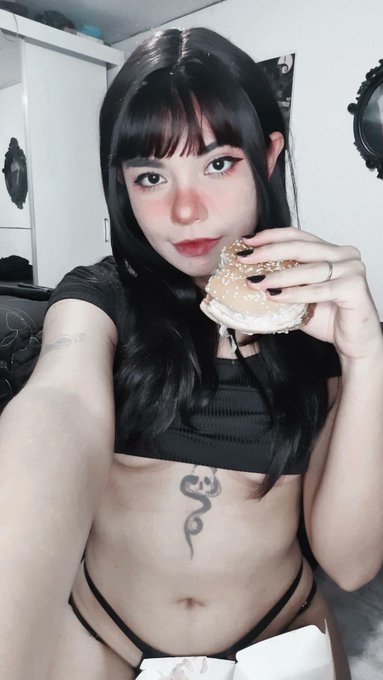 I give you my burger for vbucks in Fortnite ❤️ https://t.co/cO1xYrPC0G<a href="/tag/maythe4thbewithyou"class="tags"><span>#maythe4thbewithyou</span></a><a href="/tag/starwarsday"class="tags"><span>#starwarsday</span></a>