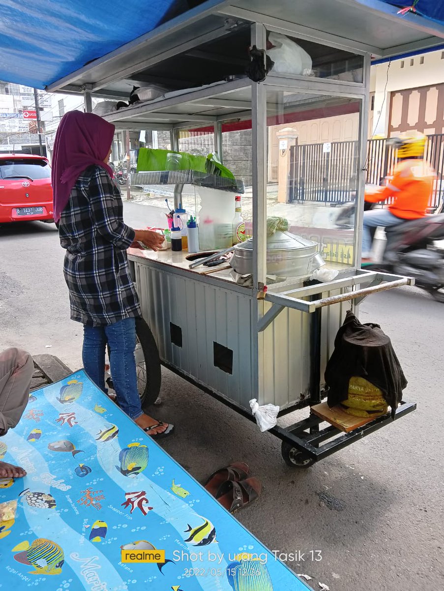 Tetep semangat teh jualan nya...biar saya yg ngalarisan baso nya 😂😂😂