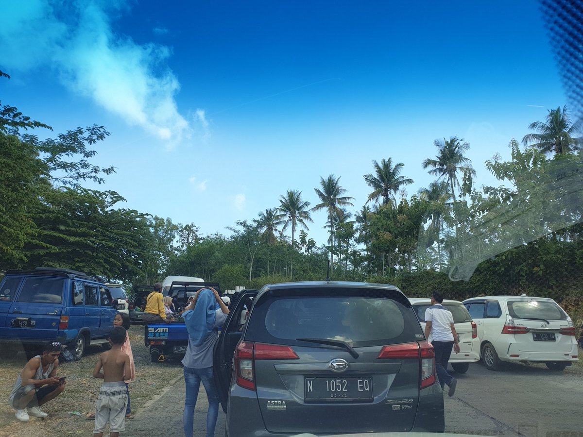 yatiwuri's tweet photo. @e100ss setelah jembatan warna warni, 650 m menuju jl pantai Bale Kambang macet total, para pengendara pada menyrobot jalan. https://t.co/5wo7orwoY0