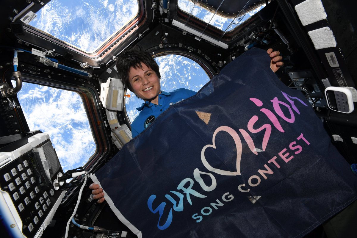 AstroSamantha's tweet photo. La musica e volo spaziale – sì! Crea la giusta atmosfera durante il lancio, ci motiva nella nostra palestra spaziale, ci aiuta a rilassarci nel tempo libero e ci connette con gli altri. Evviva lo spirito @Eurovision! Grazie Torino 🎶 #ESC2022 #Eurovision #MissionMinerva https://t.co/7gWup1kZcy