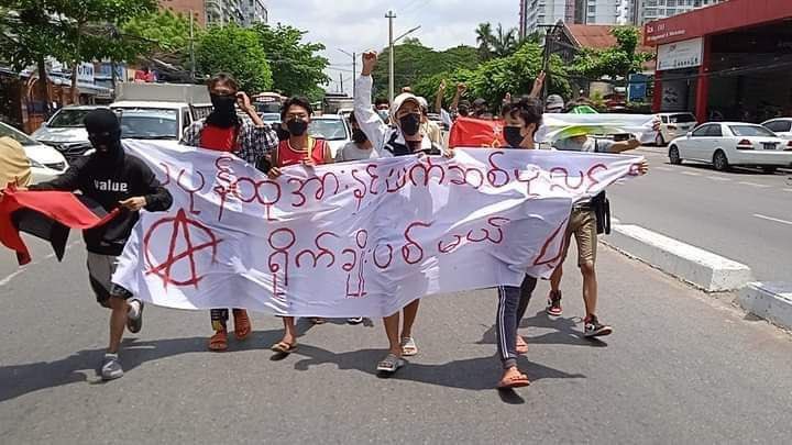 ThetHnin091's tweet photo. Valiant and bold civilians of Yangon protested against military dictatorship by using Guerilla tactics to avoid bullets.  JUNTA MASSACRE #2022May15Coup #WhatsHappeningInMyanmar https://t.co/bYVBKhPamx