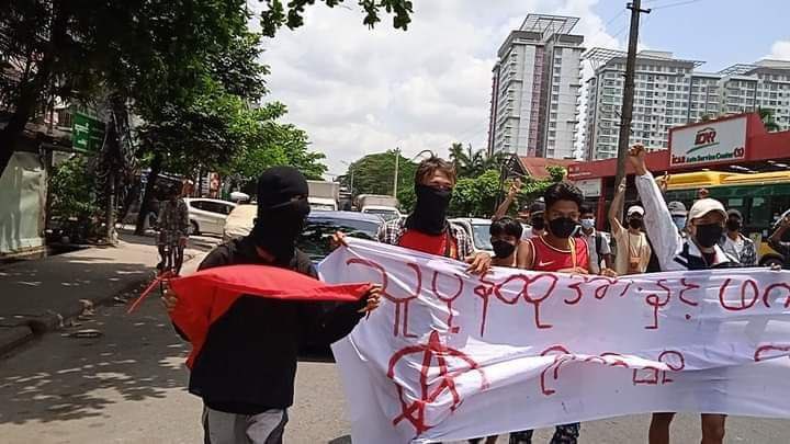 ThetHnin091's tweet photo. Valiant and bold civilians of Yangon protested against military dictatorship by using Guerilla tactics to avoid bullets.  JUNTA MASSACRE #2022May15Coup #WhatsHappeningInMyanmar https://t.co/bYVBKhPamx