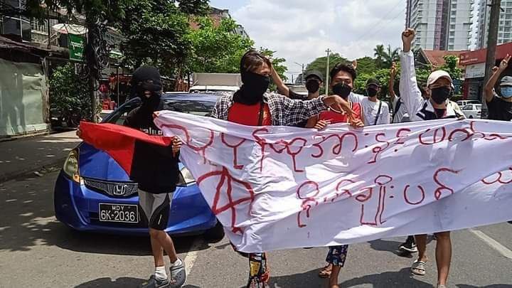 ThetHnin091's tweet photo. Valiant and bold civilians of Yangon protested against military dictatorship by using Guerilla tactics to avoid bullets.  JUNTA MASSACRE #2022May15Coup #WhatsHappeningInMyanmar https://t.co/bYVBKhPamx