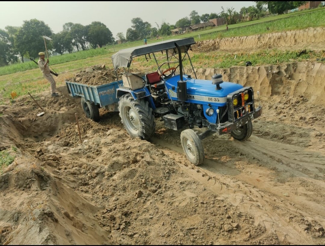 अवैध खनन पर कार्यवाही । ट्रैक्टर ट्राली सीज।