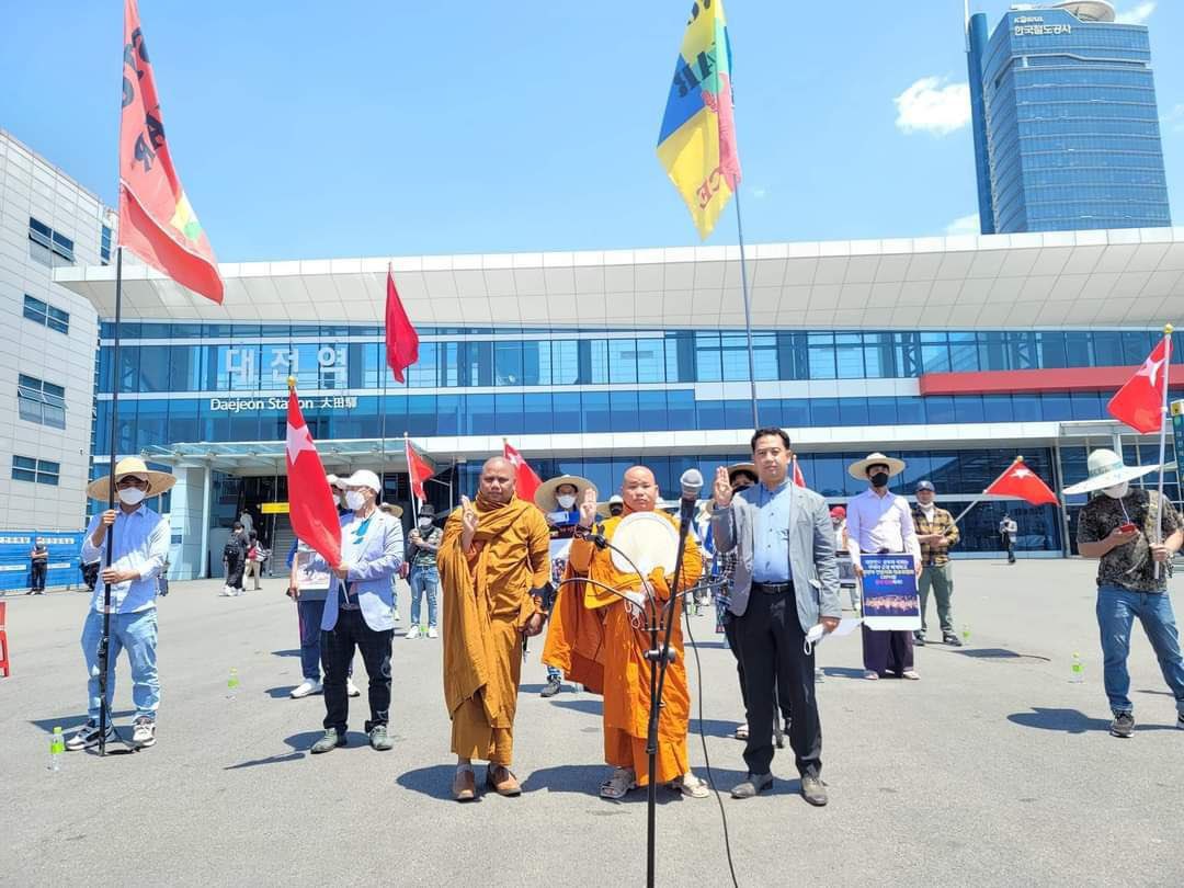 ThetHnin091's tweet photo. Scenes from an anti-dictatorship movement led by Daegu Sayadaw in Osan,South Korea today.   JUNTA MASSACRE #2022May15Coup #WhatsHappeningInMyanmar https://t.co/uU2b5o3Y2x