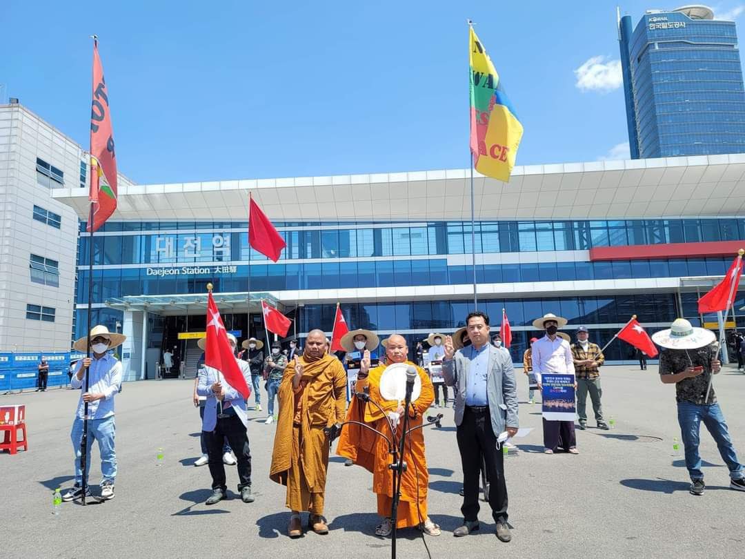 ThetHnin091's tweet photo. Scenes from an anti-dictatorship movement led by Daegu Sayadaw in Osan,South Korea today.   JUNTA MASSACRE #2022May15Coup #WhatsHappeningInMyanmar https://t.co/uU2b5o3Y2x