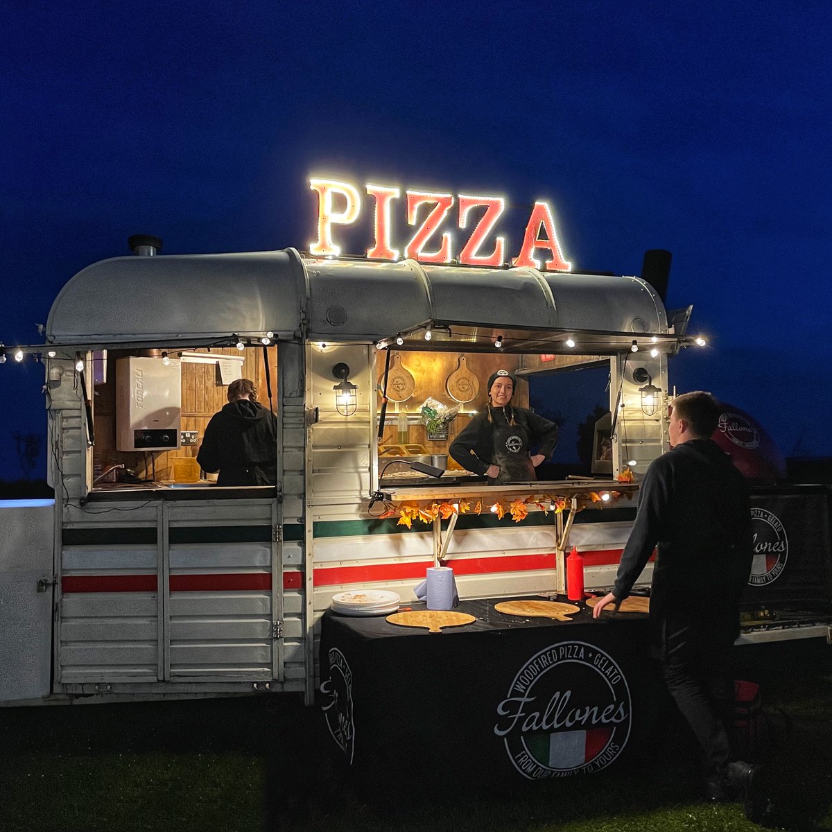 FallonesPizzas's tweet image. Beautiful night at @cowshedcrail1
Evening buffets are even better now that the weather is improving!

#Woodfiredpizza  #pizza  #familybusiness #weddingcatering #italianfood #scotsitalian #neapolitanpizza #fife #tayside #dundee #italiancaterer #pizzatruck #weddingscotland