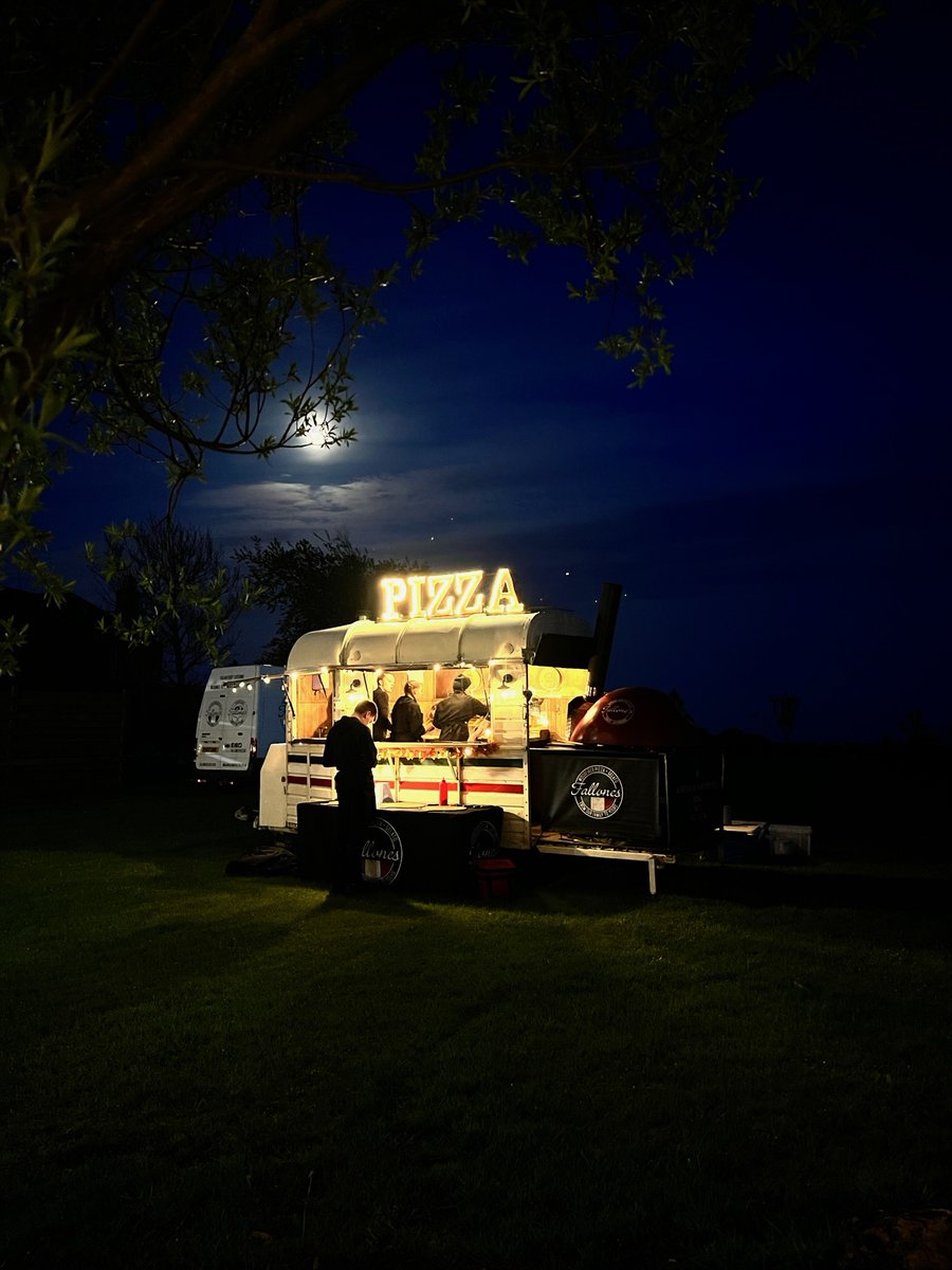 FallonesPizzas's tweet image. Beautiful night at @cowshedcrail1
Evening buffets are even better now that the weather is improving!

#Woodfiredpizza  #pizza  #familybusiness #weddingcatering #italianfood #scotsitalian #neapolitanpizza #fife #tayside #dundee #italiancaterer #pizzatruck #weddingscotland