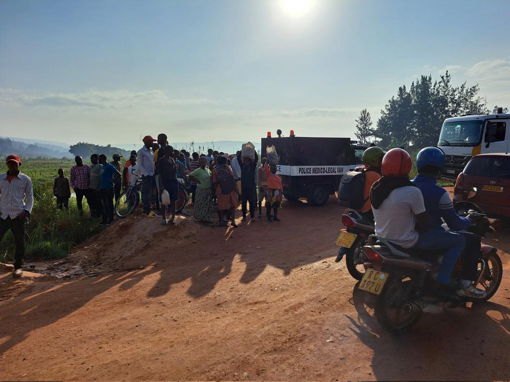 NdahiroPapy's tweet photo. #Gasabo Inzego zumutekano zarashe abacyekwaho ubujura aho babasanganye ibyuma numuhoro abaturage bashimiye @Rwandapolice  ngo kuko bari bazengerejwe nibisambo bidahweme kwambura abaturage no kubica bakabashyira mu ishyamba rya Gisozi.@RIB_Rw @my250tweets @Gasabo_District https://t.co/gRu3S95Hue