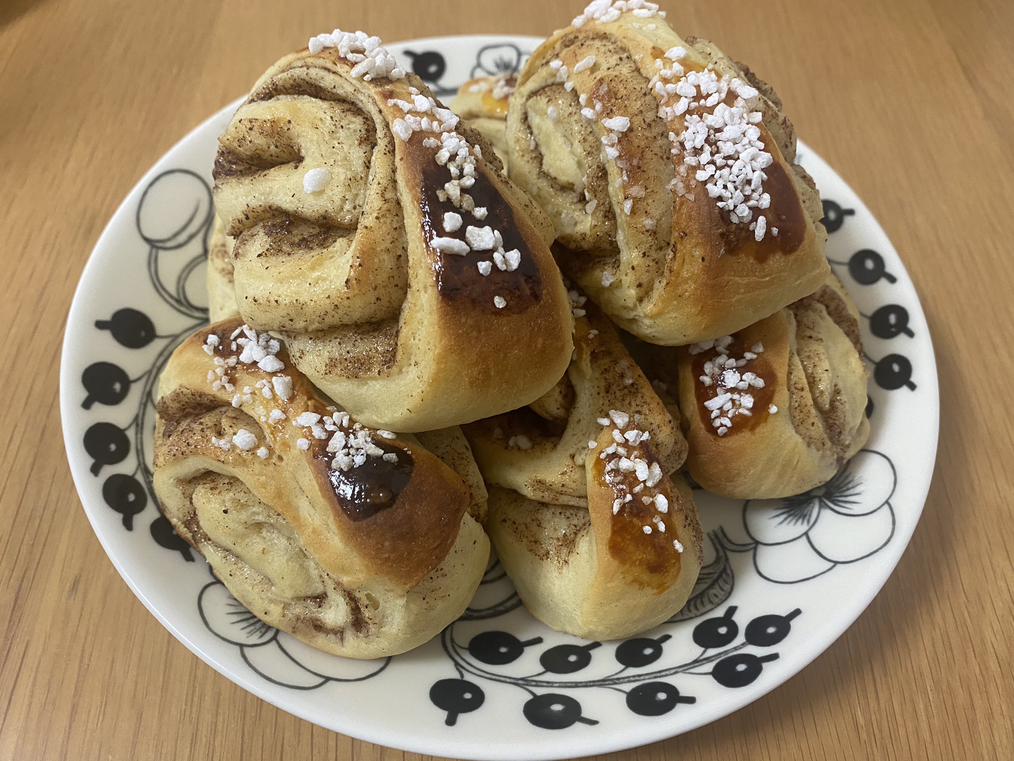 あん マイフィンランドルーティン のレシピで念願の北欧風シナモンロール 初めてにしては上手くできたかな 味もヘルシンキの空港で食べて衝撃を受けたシナモンロールに似ていて満足 フィンランドに行きたい T Co S4gqwrmt5s Twitter