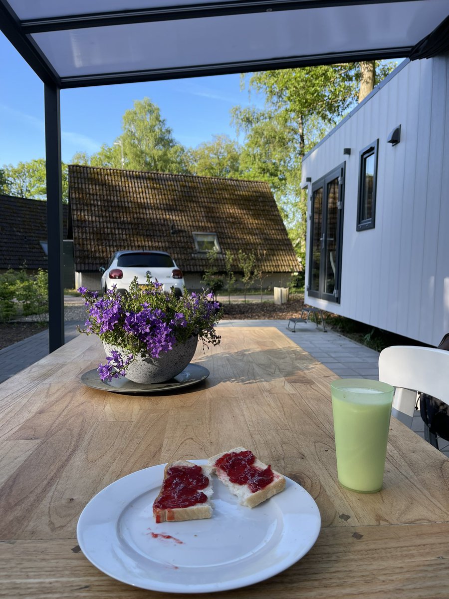 FreddyRosink's tweet photo. Lekker 8 km gewandeld en nu lekker buiten ontbijten! #jam #karnemelk #zomerweer  #iphone12promax #tinyhouse  #haaksbergen #hetlankheet #mooitwente #Twente #enschede #netherlands #photographer #Triathlon #sport #art @imtrinews @TriPhotographic https://t.co/cGkSWTQJup