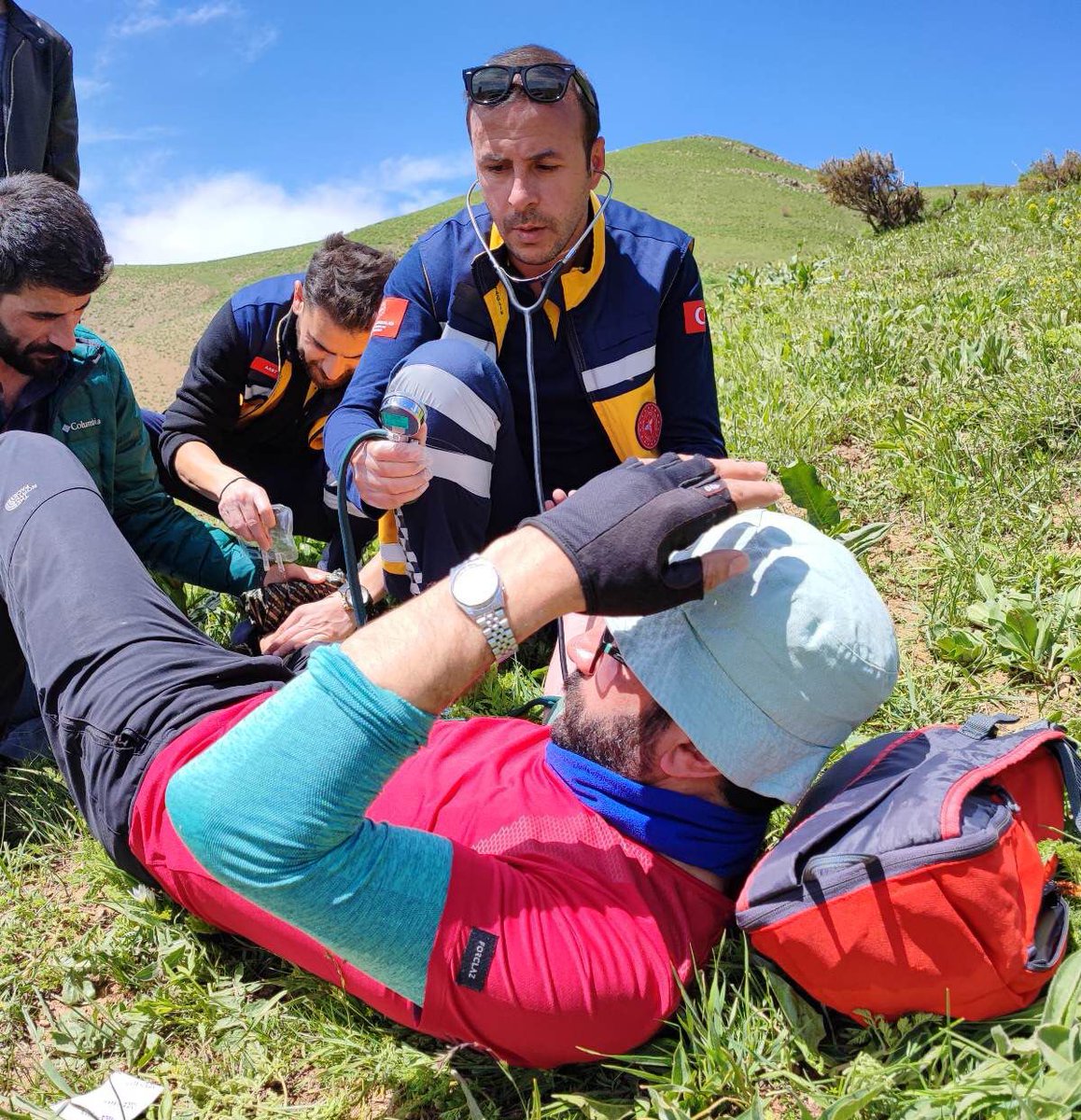 📍#Hakkari/Yüksekova

Mezrada doğa gezisine çıkan gruptan bir kişiyi yılan soktuğu ihbarıyla yüksek rakımlı bölgeye #112AcilSağlık Ekibimiz arazi tipi ambulansla uzun uğraşlar sonucu  ulaştı. İlk müdahalenin ardından hastaneye nakledilen vatandaşın durumunun iyi olduğu öğrenildi.
