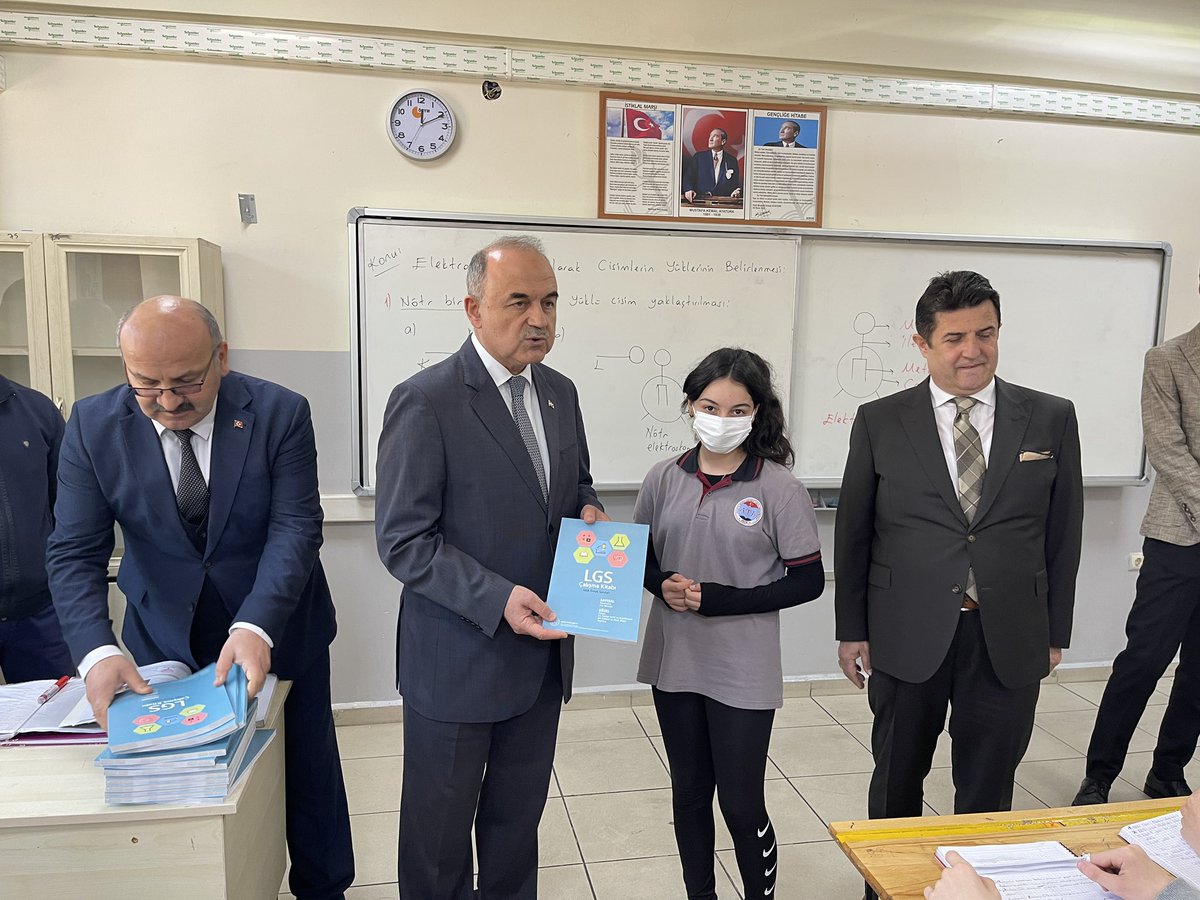 Ücretsiz Yardımcı Kaynaklar, ailelerin ve öğrencilerin yüzlerini güldürüyor.  

Yardımcı kaynaklarımız, 2022-2023 eğitim-öğretim yılında, ders kitaplarıyla birlikte öğrencilerimizle buluşacak.
<a href="/drazizyeniyol/">Dr. Abdülaziz YENİYOL</a> <a href="/tcmeb/">Millî Eğitim Bakanlığı</a>