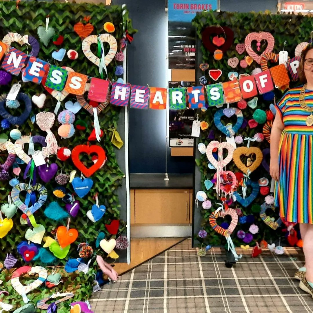 There are far too many people to thank for the community yarnbomb, you all know who you are! However, a special thank you to our main team for making this happen- Janice, Jane, Rachael and Hayley. The final piece looked astounding 🏳️‍🌈