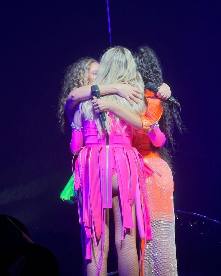 Giuliaaaaaa2000's tweet photo. This isn't goodbye, this is simply see you later... 🌹💕#ThankYouLittleMix @LittleMix #LittleMixLastShow #LittleMix https://t.co/dNYxPPYUvq