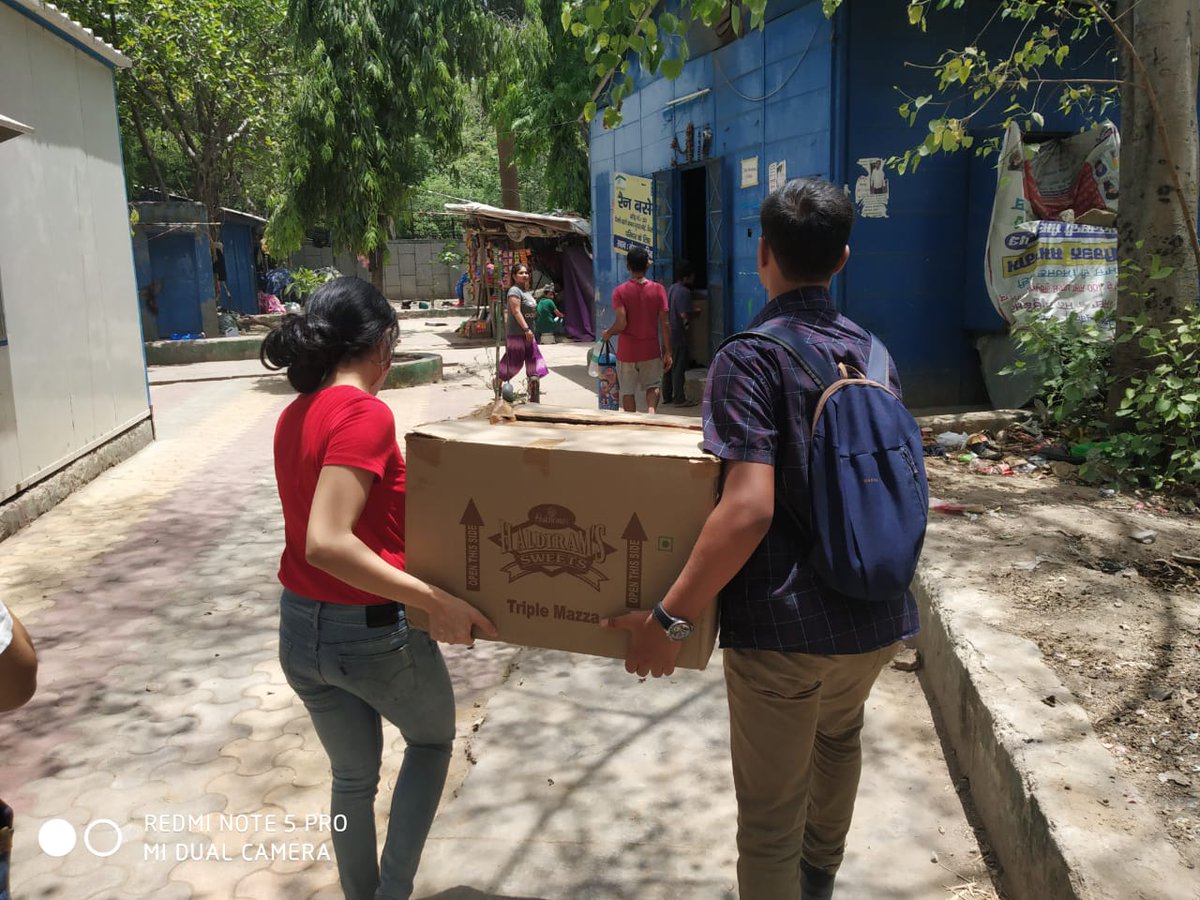 hands_thathelp's tweet photo. Following the cloth Donation drive ,Clothes collected were distributed to the needy ones at Night Shelter near Gurudwara sahib, delhi !!
Thanks everyone for the efforts !!🤩🤩 @Abhinav28239683 @VadheraAnanya @Neelam21183701 @hands_thathelp @GurukoolM @Mamc_ama @ccmamcofficial https://t.co/YuOXDRQkkl