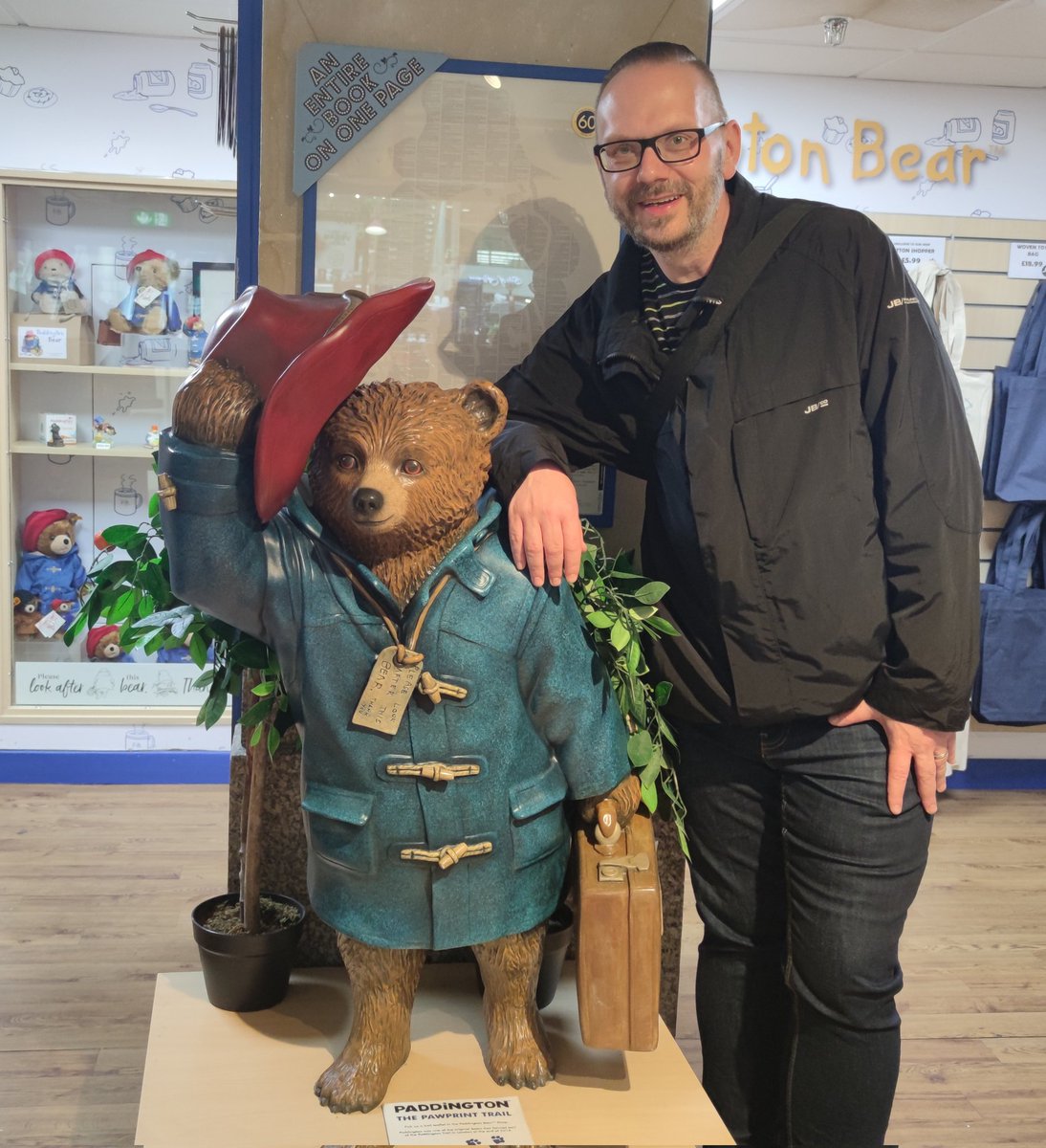 ian_dachs's tweet photo. Potkali se na #Paddington #GreatBritain 🇬🇧 #London #Trip #MustView #MustVisit #MindTheGap #MagicLondon 🎥⚡🦉 #HarryPotter https://t.co/fu362onX2g