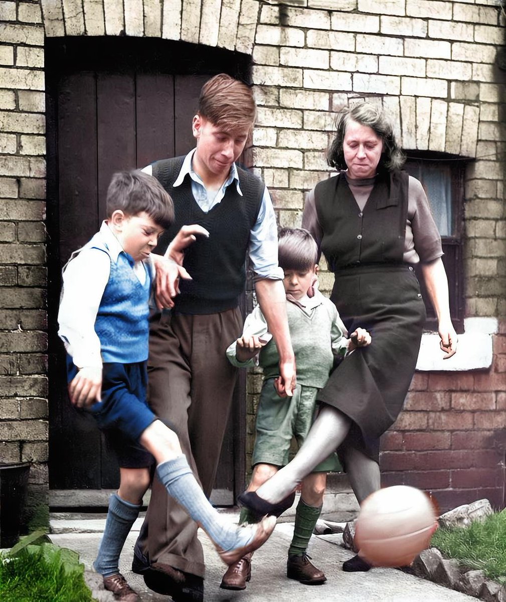 nostalgiafutbo4's tweet photo. Bobby Charlton jugando al fútbol con unos niños y su madre.1953. https://t.co/C7TO3wkIoI