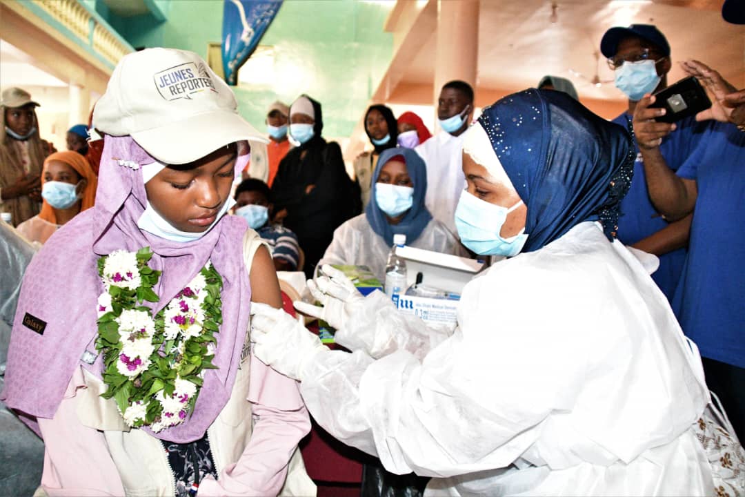 fbatalingaya's tweet photo. #Comoros Samia is 15 and the first comorian to receive #Pfizer vaccine today as part of #Covid19 vaccination drive focusing on 12-17yrs. Thanks to the @USAmbComoros, for its generous donation of vaccines through #COVAX, and to all partners supporting @gouvkm. Together we thrive ! https://t.co/hKcoUUpEHr