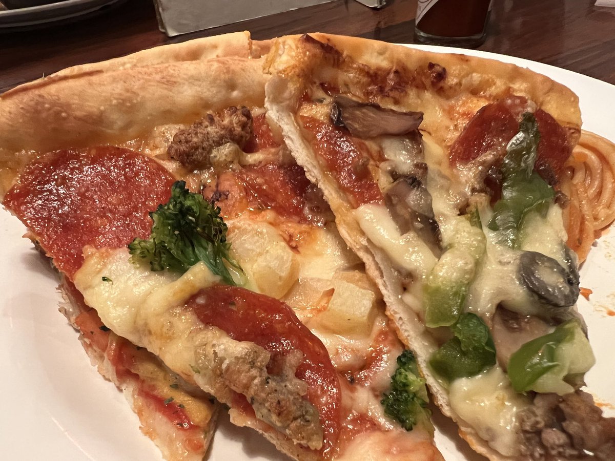 YanbaruE's tweet photo. ピザをたらふく食べたきゃ

北谷町、老舗の「Pizza in」へ。

✅ピザ
✅パスタ
✅サラダ
✅カレー
✅スープ
✅マフィン
✅ソフトクーム
✅ソフトドリンク

全て込みで終日1375円。
アメリカンな内装も👍

コスパ、ぶっ壊れてる😊

＃pizzain
＃沖縄グルメ https://t.co/y8249Bkuhv