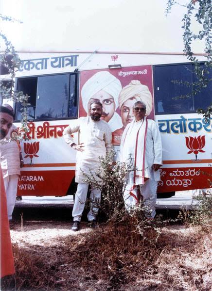 indianhistorypics on Twitter: "1991 :: Narendra Modi With Murli Manohar Joshi During Ekta Yatra From Kanyakumari to Kashmir https://t.co/KWMhX9Yjhu" / Twitter