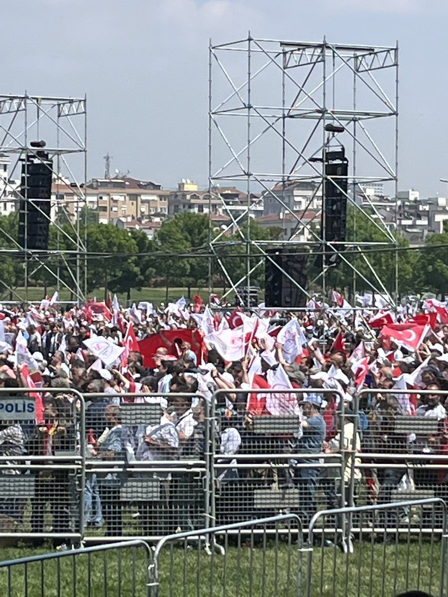 Maltepe’den‼️
Özdağ, İnce, Sarıgül,Kadıgil geldi
CHP-İYİ Parti liderlerinin gelmemesine tepki var.
İP’den Erhan Usta geldi.
Yasa ile hemen 450 bin kişi emekli
SGK’nın aylık geliri 68 milyar TL
EYT’li aylığı 2 milyar 300 milyon TL
Ortalama emekli maaşı 3 bin 290 TL
#EYTyollarda