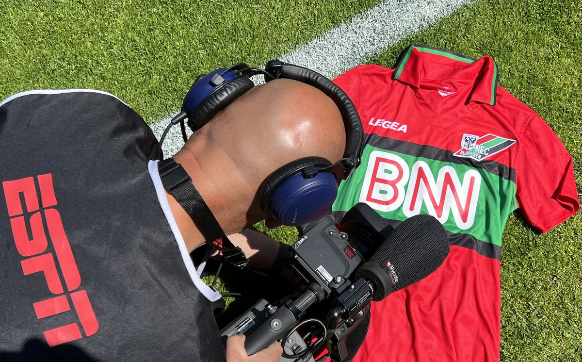 Vandaag in Nijmegen voor laatste reguliere <a href="/eredivisie/">VriendenLoterij Eredivisie</a> speelronde <a href="/necnijmegen/">N.E.C. Nijmegen</a> vs <a href="/FortunaSittard/">Fortuna Sittard</a>. Namens <a href="/ESPNnl/">ESPN NL</a> en producent <a href="/SouthfieldsNL/">Southfields</a> ontving de televisie ploeg een heerlijke slagroomtaart van <a href="/Kampioensbakker/">Paul Berntsen</a>. En een speech van regisseur André van Meerkerk…