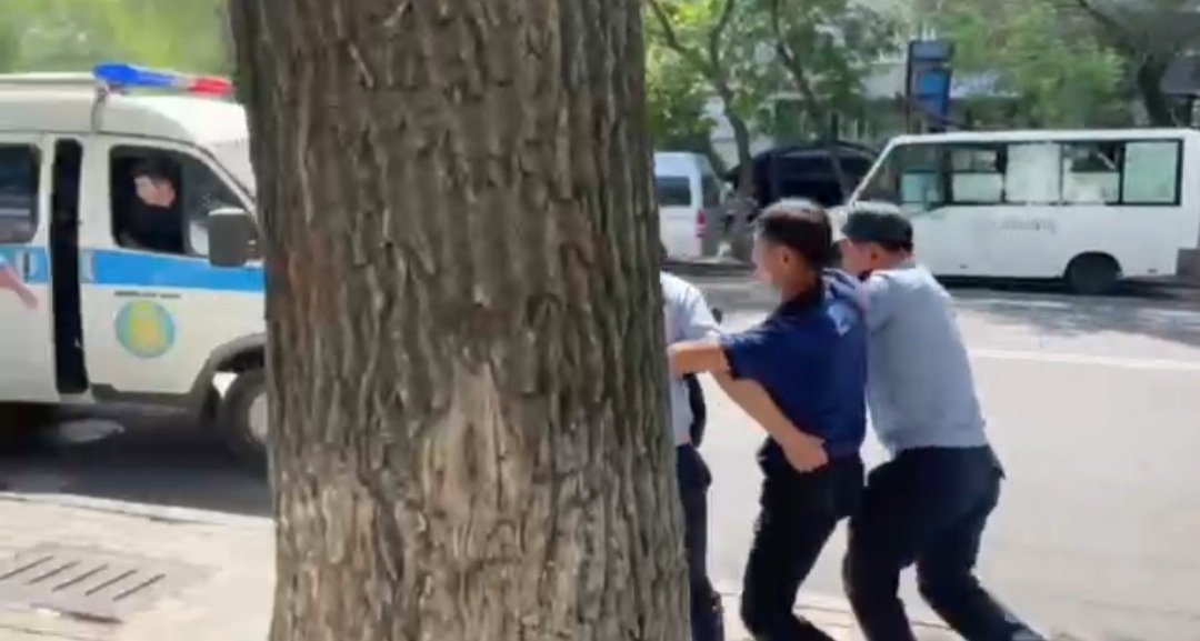 1/6
A double game by the authorities in Kazakhstan. 
Anti-war and solidarity actions against Ukraine are not allowed in Kazakhstan.
#KazakhstanProtests
#ActivistsNotExtremists
<a href="/amnesty/">Amnesty International</a>  <a href="/freedomhouse/">Freedom House</a> <a href="/RepGregoryMeeks/">Rep. Gregory Meeks</a> <a href="/Malinowski/">Tom Malinowski</a>