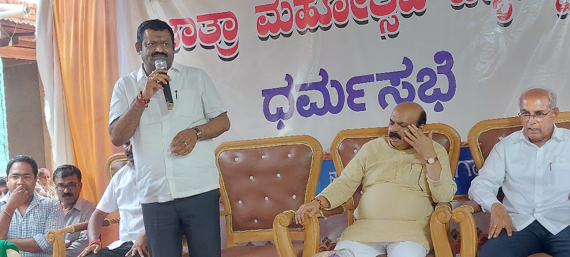 munenakoppa_mla's tweet photo. ಹುಬ್ಬಳ್ಳಿ ತಾಲೂಕಿನ ಬ್ಯಾಹಟ್ಟಿ ಗ್ರಾಮದಲ್ಲಿ ಮಾನ್ಯ ಮುಖ್ಯಮಂತ್ರಿಗಳಾದ ಶ್ರೀ @BSBommai ಅವರ ಉಪಸ್ಥಿತಿಯಲ್ಲಿ, ನೂತನವಾಗಿ ನಿರ್ಮಿಸಿದ ಶ್ರೀ ಗ್ರಾಮದೇವತೆ ದೇವಾಲಯ ಉದ್ಘಾಟನೆ, ಜಾತ್ರಾ ಮಹೋತ್ಸವ, ನೂತನ ಗ್ರಾಮದೇವತೆಯರ ಮೂರ್ತಿ ಪ್ರಾಣ ಪ್ರತಿಷ್ಠಾಪನೆ ಹಾಗೂ ಜಾತ್ರಾ ಮಹೋತ್ಸವದಲ್ಲಿ ನಡೆದ ಧರ್ಮ ಸಭೆಯಲ್ಲಿ ಭಾಗವಹಿಸಲಾಯಿತು. https://t.co/5m7Qb6uDyO