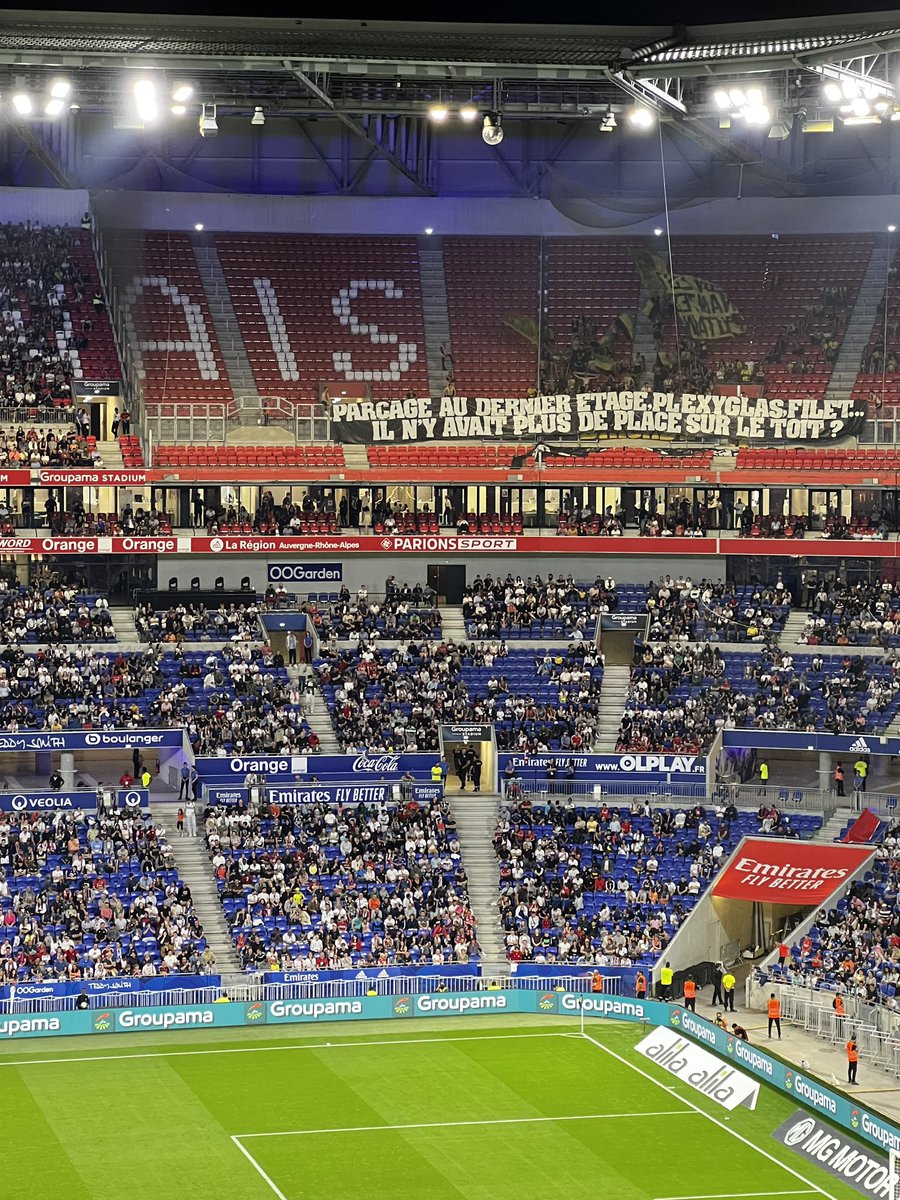ActuFoot_'s tweet photo. Les supporters nantais ont de l’humour. 😅 

📸 @D2LY69 https://t.co/Znz2WL3ky3