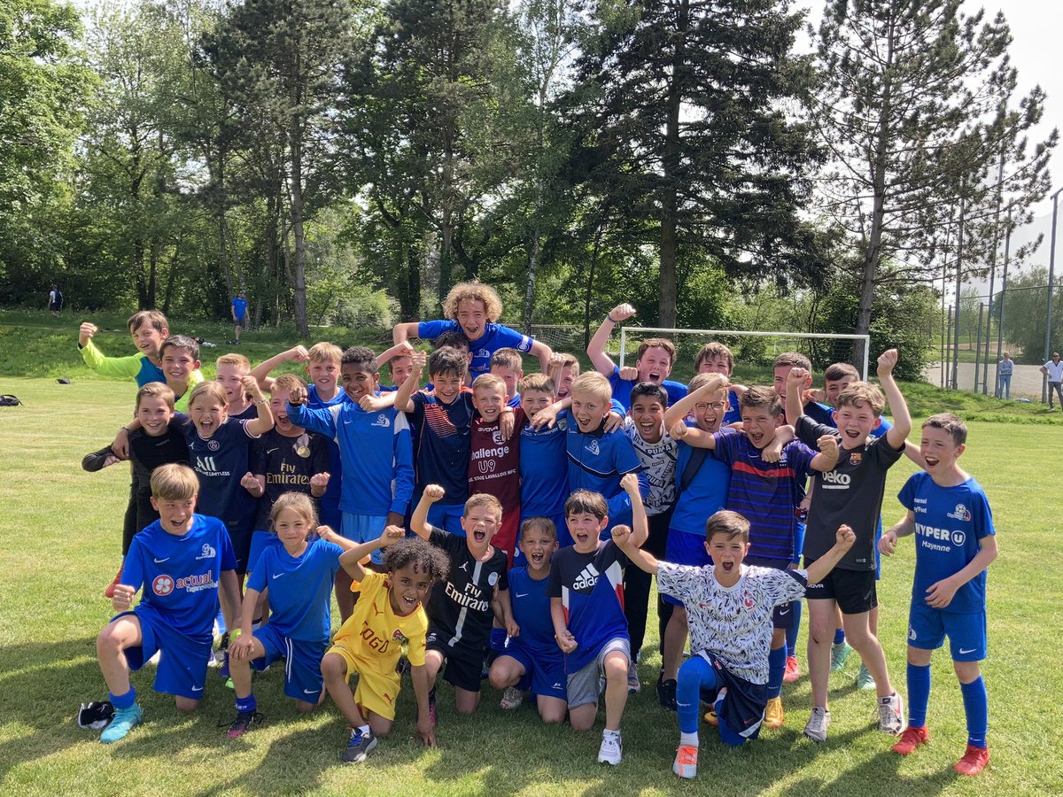 StadeMayennais's tweet photo. [CHAMPIONS] 

🏆 Après leur victoire 3-2 contre Craon hier, nos U13 sont d’ores et déjà 𝐜𝐡𝐚𝐦𝐩𝐢𝐨𝐧𝐬 de U13D1 Élite avant même la dernier journée de championnat ! ✅

🔜 On retrouvera donc la génération 2009 du Stade Mayennais FC au niveau U14 Région l’an prochain ⚪️🔵 https://t.co/82RwOUSjeC
