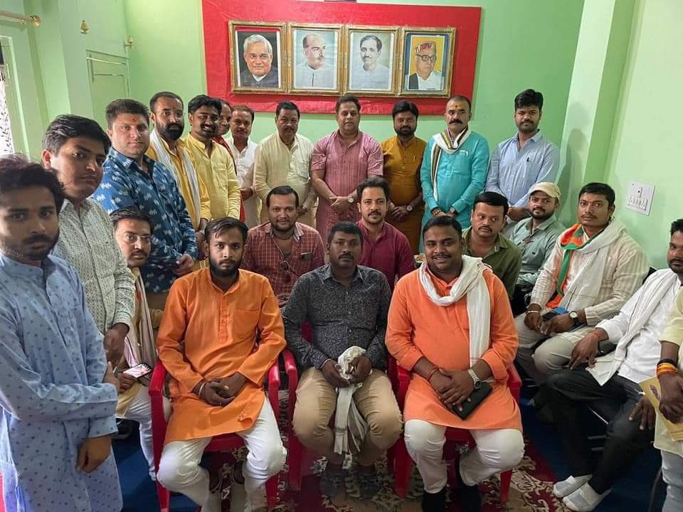 AmitGuptaBJYM's tweet photo. भारतीय जनता युवा मोर्चा के आगामी कार्यक्रम "यूथ कनेक्ट अभियान" के निमित्त आज भाजयुमो सतना ज़िले की बैठक को संबोधित कर मोर्चा कार्यकर्ताओं को इस अभियान की जानकारी दी.. https://t.co/XBdTaWTREl