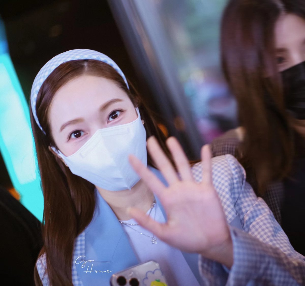GoHome0418's tweet photo. #제시카 #jessicajung #jessica    

抓住一只手持爱丽丝手机壳儿的小得瑟 🥰 https://t.co/vZLXb01oAO