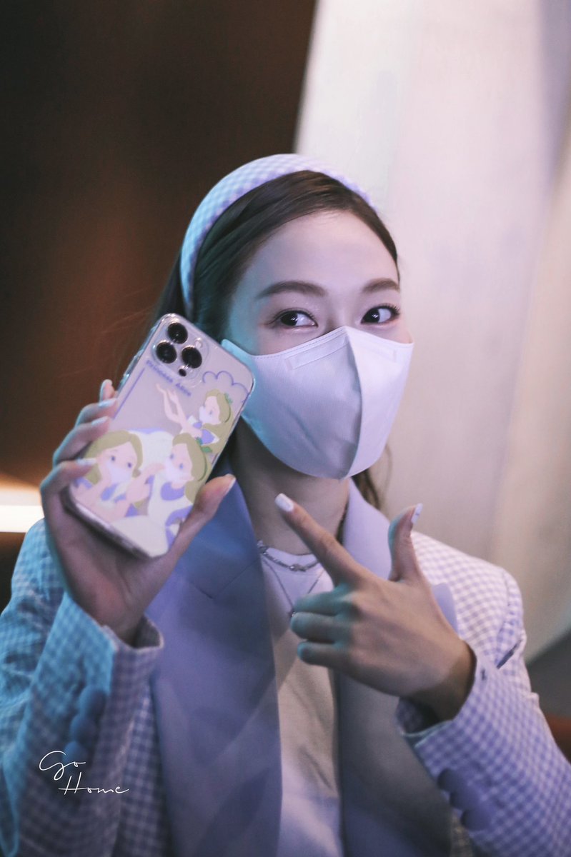 GoHome0418's tweet photo. #제시카 #jessicajung #jessica    

抓住一只手持爱丽丝手机壳儿的小得瑟 🥰 https://t.co/vZLXb01oAO