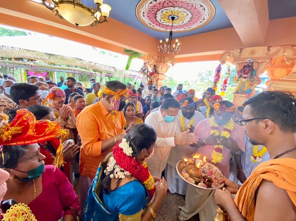 TSVigneswaranSA's tweet photo. I had the honour to join the Maha Kumbabhisheham prayers at Kuil Sri Muniandy, Taman Kem, Port Klang. It was truly blissful to have received the blessings from the Almighty.
#TSV
#TanSriSAVigneswaran
#MICPresident
#MICCares
#MICLeads https://t.co/4RkgoTbyKp