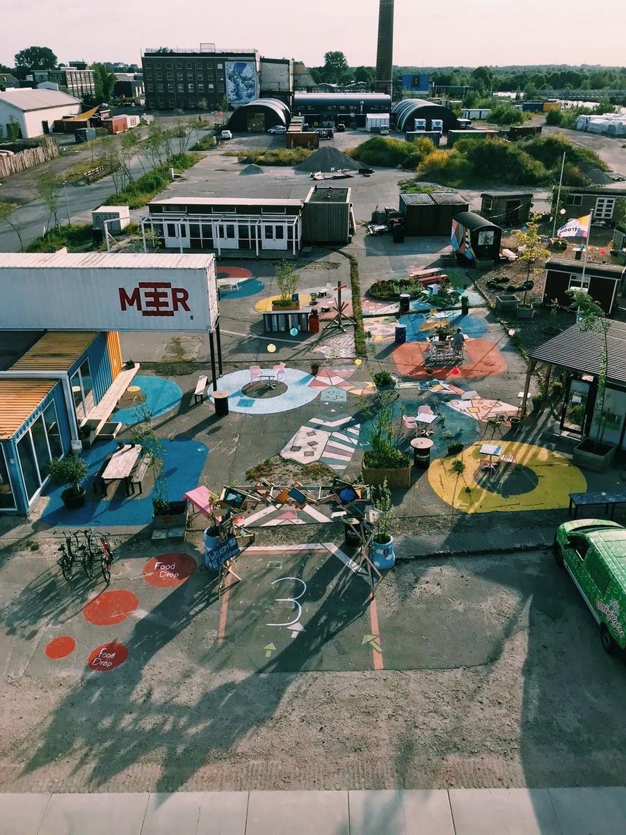 De toekomst van bouwen <a href="/dvhn_nl/">Dagblad van het Noorden</a> was al begonnen <a href="/gem_groningen/">Gemeente Groningen</a> met <a href="/DeLoskade/">De Loskade | Living Lab | Suikerterrein Groningen</a> <a href="/VanWijnenGroep/">Van Wijnen</a>. Dit krijgt een majeur vervolg met revolutionair circulair <a href="/fijnwonen/">Fijn Wonen</a> park <a href="/suikergroningen/">DeSuiker</a>. Organisch ontstaan, met ambachtelijke kwaliteit en door mensen <a href="/dezwartehond/">De Zwarte Hond</a> vormgegeven.