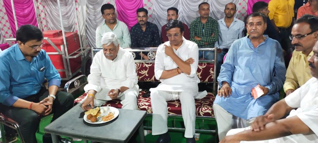vishnumppalamu's tweet photo. पलामू संसदीय क्षेत्र के अंतर्गत गढ़वा एवं चैनपुर प्रखण्ड के विभिन्न शादी समारोह में सम्मिलित हुआ और मांगलिक कार्यक्रम की शुभकामनाएं दी। https://t.co/e7WHuEnmHx