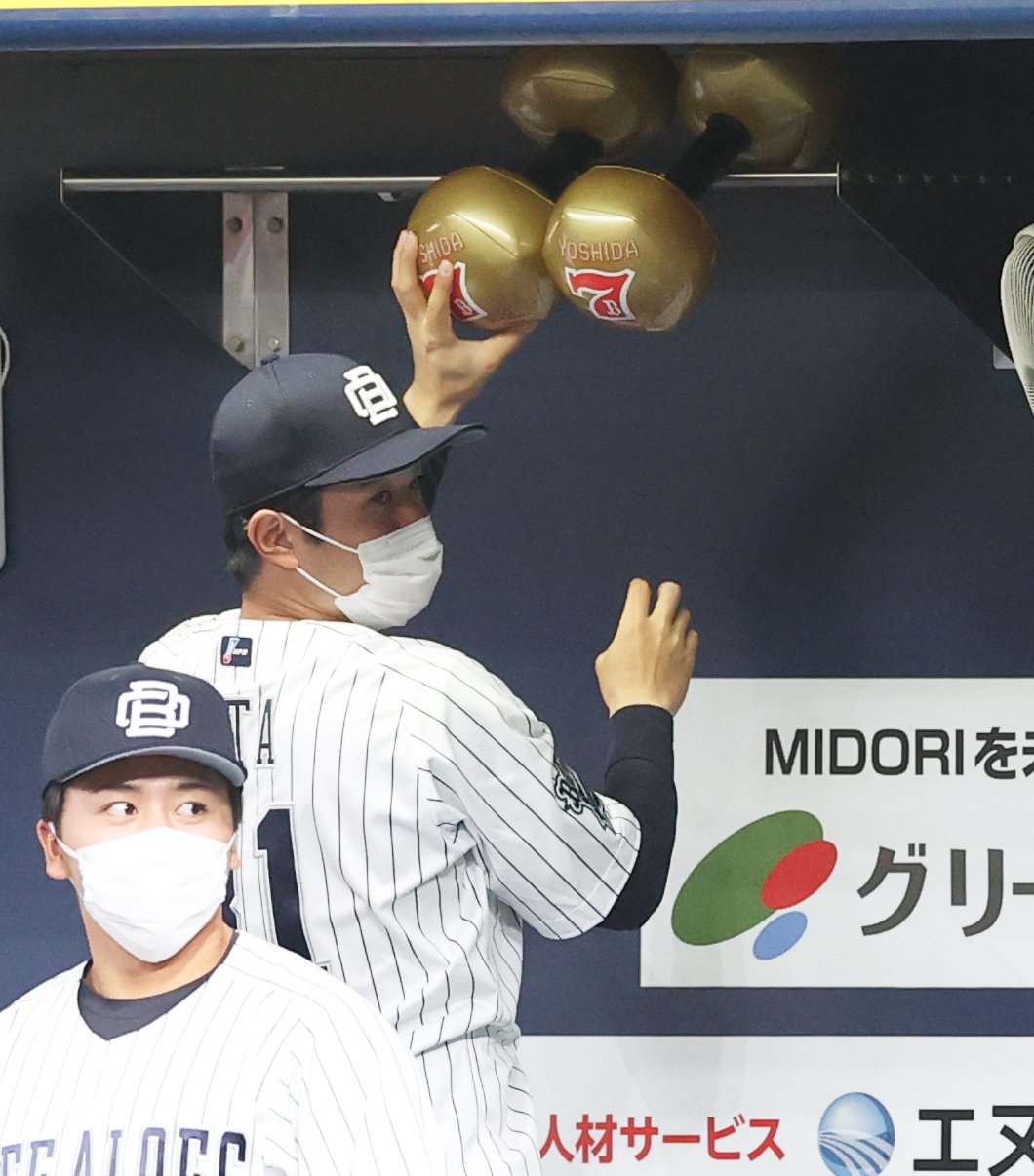 スポニチやっぱオリやねん 離脱中の 吉田正尚 選手の応援グッズ 黄金のダンベルをベンチに設置する 太田椋 選手 そういえば昨季も離脱中の吉田正選手のグッズがベンチ入りしていましたね T Co 8gwubo1vyf Twitter