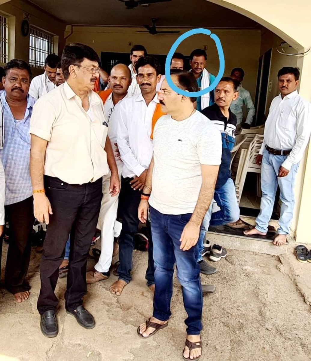 JVSinghINC's tweet image. जिन लोगों ने हत्या की है वो हिरणों के शिकारी थे मंत्रीजी की विशेष दावत में मिलने वाले चुनींदा लोगों में ये शामिल थे।
आप अंदाज़ा लगा सकते है प्लेट से क्या ढका होगा!!
लगता खाने के वाद मंत्री जी ने विशेष शाबासी दी होगी इसी शाबासी की गर्मी में ही आरोपियों ने पुलिसवालो को मारा है।