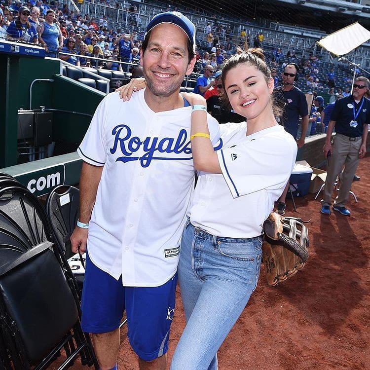 asyaselenator's tweet photo. According to viewers, Paul Rudd was backstage on SNL tonight to support Selena Gomez 🥰 https://t.co/FluJu3pvsf
