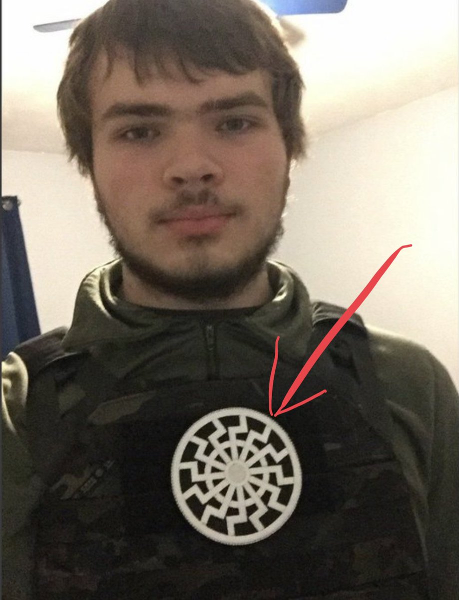 Kornilov1968's tweet photo. Массовый убийца Пейтон Джендрон, расстрелявший лю��ей в Баффало, уже назван западными СМИ нацистом. Как видите, носит он ту же эмблему («чёрное солнце»), которая красуется и на офиц. символике «Азова». Но вы же не путайте, «Азов» с некоторых пор западные СМИ называют «героями» https://t.co/0GEXtlINE8