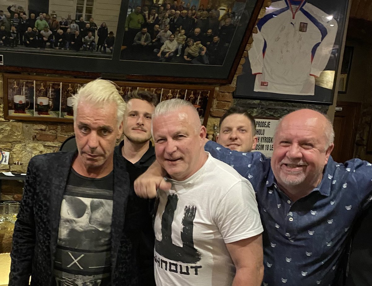dallasstars93's tweet photo. Vcerejsiho kvalitniho vecirku se krome Tilla zucastnila take jedna ceska rockova legenda..Prazskej demon. Mam vas rad oba kluci 👍😁 https://t.co/h0J7E7CwCW