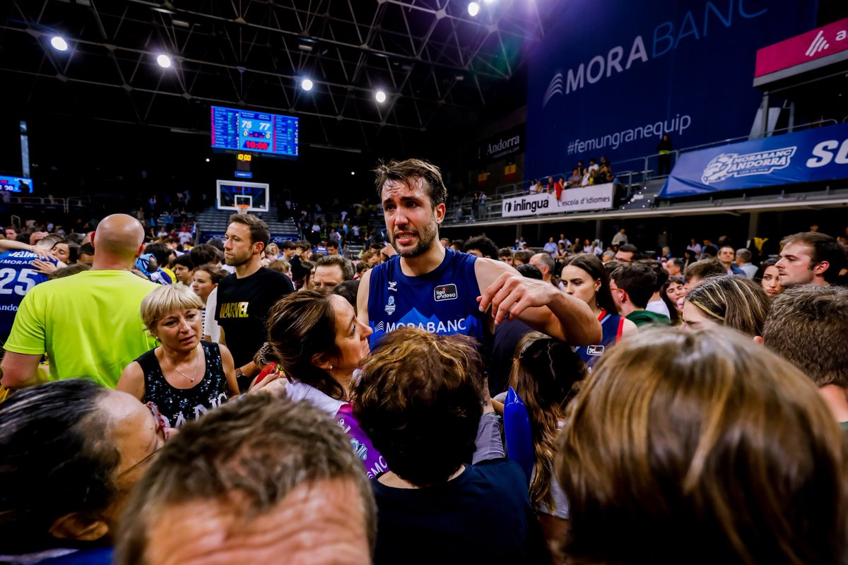 morabancandorra's tweet photo. 🏀🙋
Costa de veure avui.
Les llàgrimes anit de jugadors i aficionats són els afluents del riu pel que navegarà el futur del club.

No només us donem les GRÀCIES afició. També ho sentim molt. 🙏

#SomUnPais🇦🇩 #MaiPor https://t.co/hcPiR98B1W