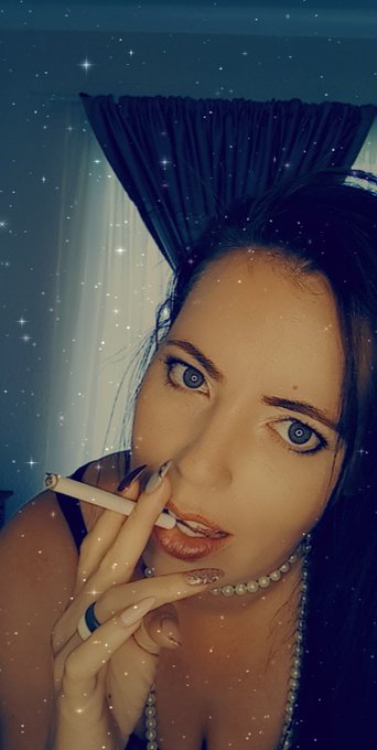 MwhaKiss go visit Onlyfans https://t.co/Kkm3xflVwn #busty #cleavage #tits #drinking #cigarette #smoke